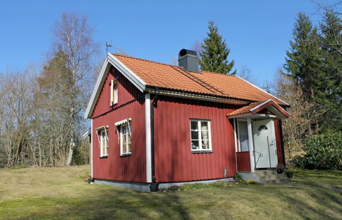 Schweden Immobilien - Strandskog - Klassisches Torphäuschen mit Gästefriggebod zwischen Smålandstena und Värnamo. Seenähe!