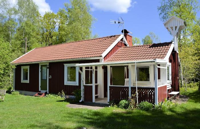 Schweden Immobilien - Täppan - Die Reise in ein kleines Paradies! Liebenswertes Ferienhäuschen in idyllischer Waldlage und Seenähe. Das Goldstück!