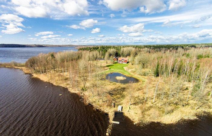 Schweden Immobilien - In Schweden mittendrin, statt nur dabei zu sein. Hier ist Ihr Traumobjekt: 13 ha Seeufergrundstück direkt am See Kösen in Småland!