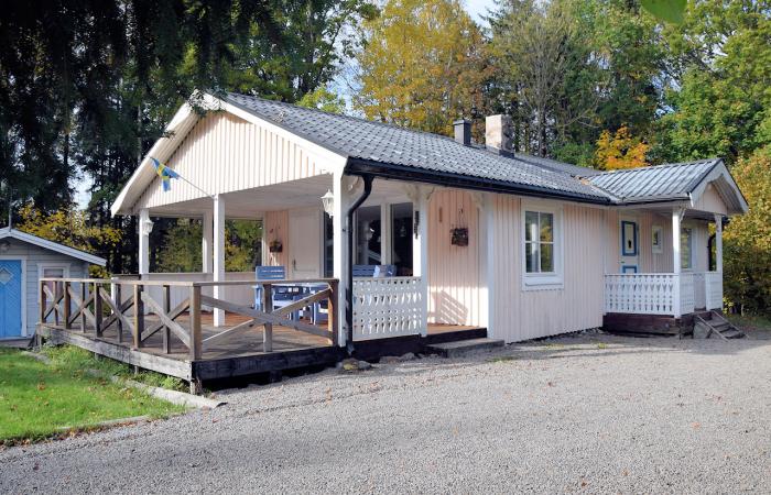 Schweden Immobilien - Charmantes Ferienhaus vor dem Wald platziert und nur wenige Gehminuten vom spannenden See Välen entfernt. Bereich Högsby