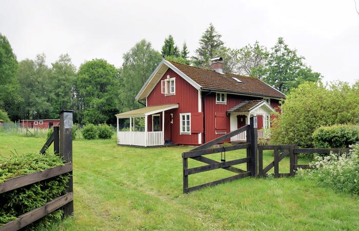 Schweden Immobilien - "Växtorp Källerås" - Klassischer Waldhof von 1815. Vorwärts in die gemütliche Vergangenheit + die alte Zeit neu aufleben lassen. So schön!