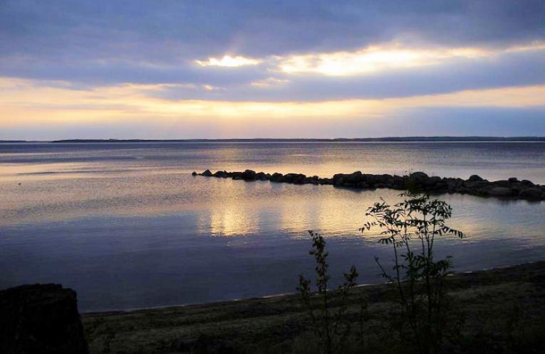 Schweden Immobilien - Wohnhaus in Deldenäs auf Wassergrundstück am See Skagern