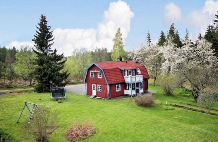 Schweden Immobilien - Haus auf Waldgrundstück nur wenige 100 Meter vom See