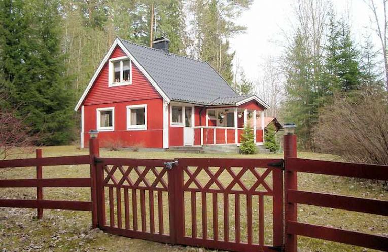 Schweden Immobilien - Ferienhaus mit Festwohnstandard Holmåkra. Flussnahe Lage 