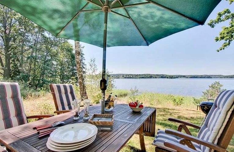 Schweden Immobilien - Rumma Rosendal - Sehr gutes Ferienhaus / Festwohnhaus in Alleinlage am See Rummen