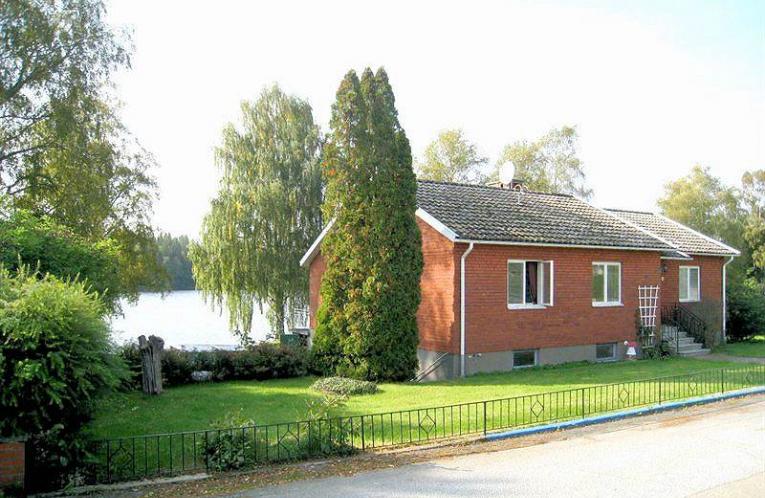 Schweden Immobilien - Urshult, Strandvägen 9 - Pflegeleichtes Ferien- u. Festwohnhaus mit echtem Seeufergrundstück am See Åsnen Schweden Immobilien - Urshult, Strandvägen 9 - Pflegeleichtes Ferien- u. Festwohnhaus mit echtem Seeufergrundstück am See Åsnen