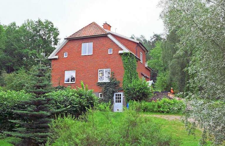 Schweden Immobilien - Ehemaliges Lehrerhaus der schwedischen Dorfschule Kinda Drabo