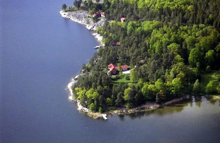 Schweden Immobilien - Guviksnäs - Moderne Architektenvilla auf eigener kleinen Halbinsel im Schärengarten von Västervik