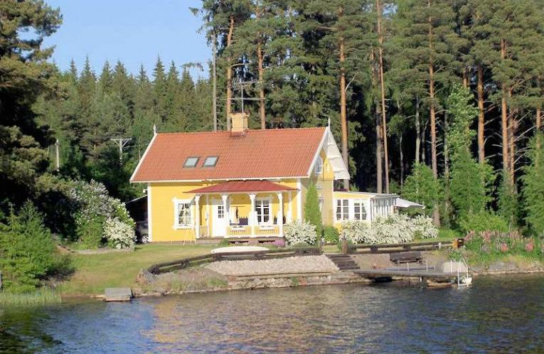 Schweden Immobilien - Brosundet - Absolutes Liebhaberobjekt am Ufer des Sees Viken mit Zugriff auf den Göta Kanal