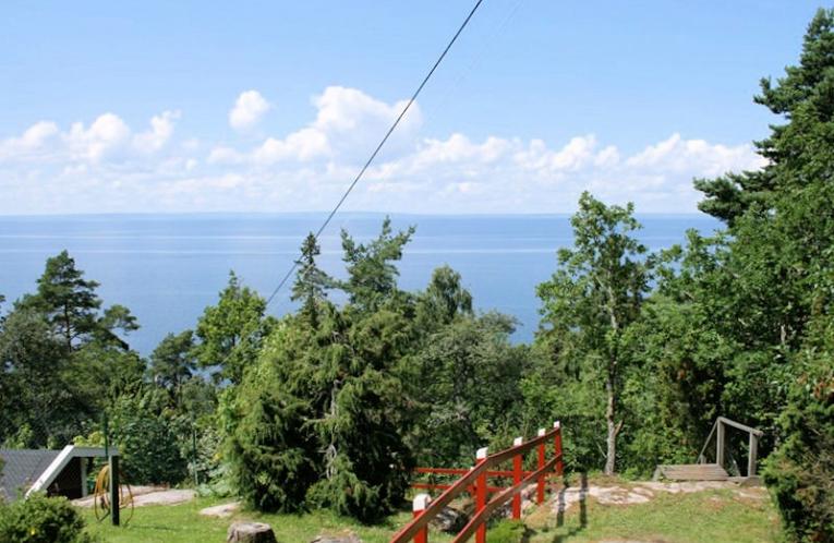 Schweden Immobilien - Stockseryd - Einfaches, nettes Ferienhaus in dramatisch schöner  Lage am Binnenmeer Vättern!