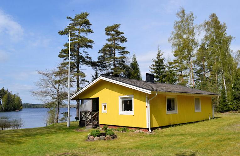 Schweden Immobilien - Schwach werden - ohne zu schwächeln. Saraböke!  Eine  Schwedenvilla auf echtem Seeufergrundstück in fantastischer Wasserlage