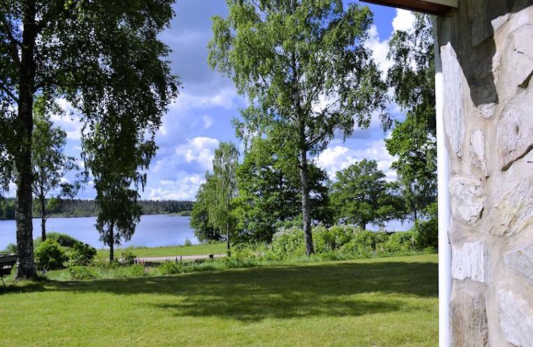 Schweden Immobilien - Lilla Sjöbo - eine Schwedenvilla zwischen zwei Seen mit Traumblick auf das Wasser nördlich und südlich. Fabelhaft!