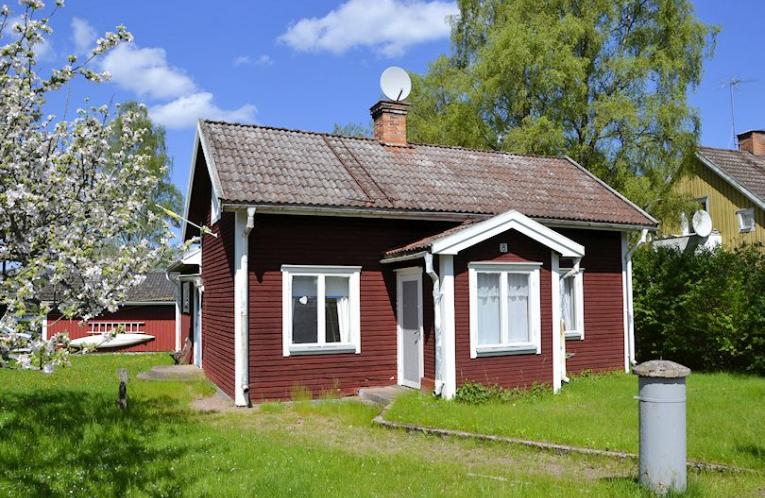 Schweden Immobilien - Hjältevad - Klassische Stuga am Ortsrand von Hjältevat und nur 50 m vom See Hjälten entfernt. Sehenswert!