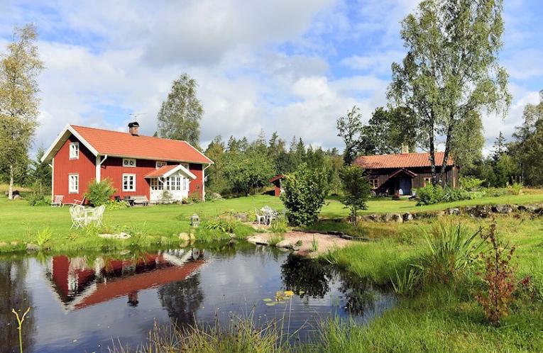 Schweden Immobilien - Björket - Pitoresker Waldhof in malerischer Einzellage aus dem 17. + 18. Jahrhundert. Ein besonderer Immobilientraum am Rande der Wildnis!