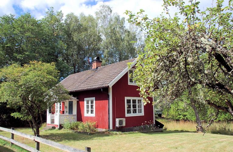 Schweden Immobilien - Hyltastigen - klassisches SmÄlandhÀuschen an der Peripherie der Miniortschaft FÄgelfors in schöner Naturlage Schweden Immobilien - Hyltastigen - klassisches SmÄlandhÀuschen an der Peripherie der Miniortschaft FÄgelfors in schöner Naturlage